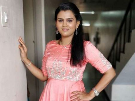 పడకగదిలోకి వస్తే ఆఫర్... డైరెక్టర్‌ను చెప్పుతో కొడుతానని గాయని వార్నింగ్