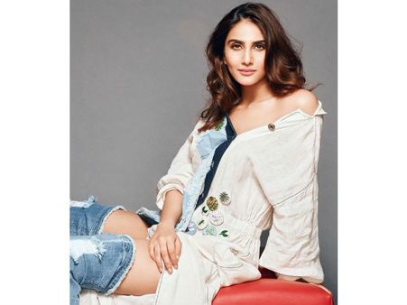 పాయింట్ సగమే వేసుకుందా? లేక అందాల ప్రదర్శనకు కొత్త టెక్నీకా..? యంగ్ హీరోయిన్ క్లీవేజ్ షో