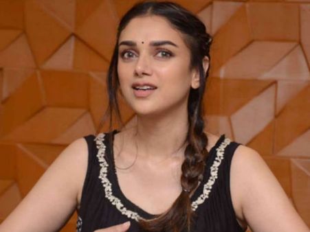 సర్దుకుపోతే అవకాశమిస్తాం అన్నారు..సినీరంగంలో లైంగిక వేధింపులు ఉన్నాయి:అదితీ రావు హైదరీ