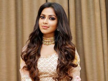 అమలాపాల్ జాదూ అంటే ఇదే.. అనుష్క, నయనతార చెక్.. ప్రముఖ దర్శకుడిని భలే పట్టిసింది!