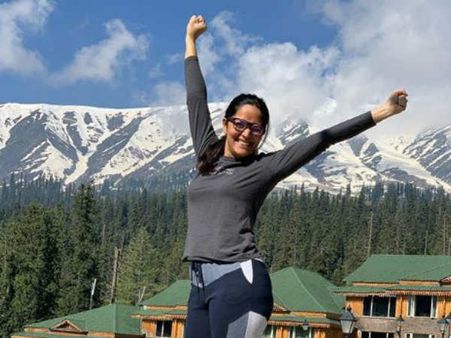 మంచు కొండల్లో కూల్ అవుతున్న అనసూయ.. వీడియోపై సెటైర్లు!