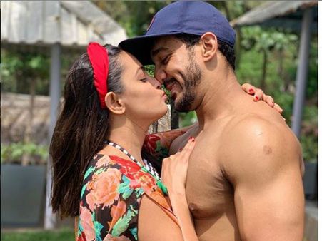 హాట్ హాట్‌గా ఉదయ్ కిరణ్ హీరోయిన్.. విహారయాత్రలో భర్తతో కలిసి..