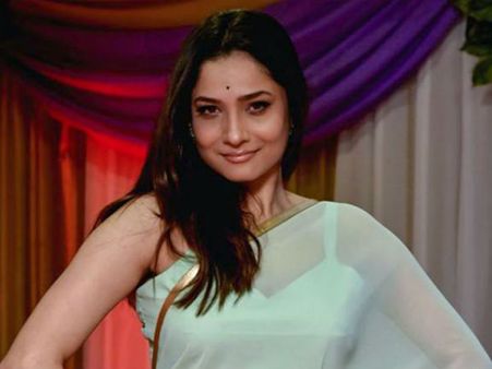 హీరోకు కటీఫ్.. వ్యాపార వేత్తతో డేటింగ్, లిప్‌లాక్స్.. 8 పడకల గదిలో..