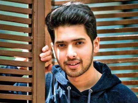 న్యూడ్ ఫోటోస్‌తో బెదిరింపులు... ప్రముఖ సింగర్ అనుకుని మోసపోయిన అమ్మాయిలు!