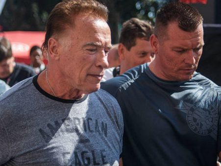 హలీవుడ్ సూపర్‌స్టార్ అర్నాల్డ్‌పై దాడి.. వెనుక నుంచి వేగంగా వచ్చి...