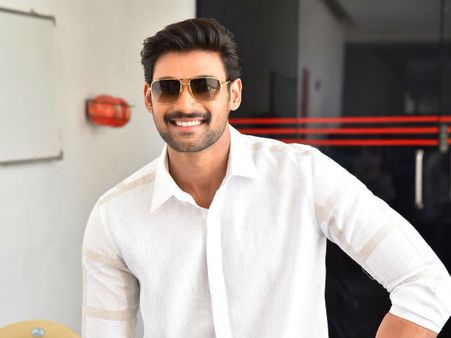 నాన్న ఒప్పుకోలేదు... అమ్మ, తమ్ముడు కంటతడి పెట్టారు.. శ్రీనివాస్ బెల్లంకొండ