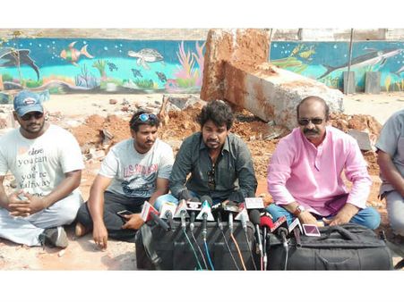 దాసరి విగ్రహం తొలగింపుపై ఉద్రిక్తత.. దర్శకుల సంఘం ధర్నా, నిరసన