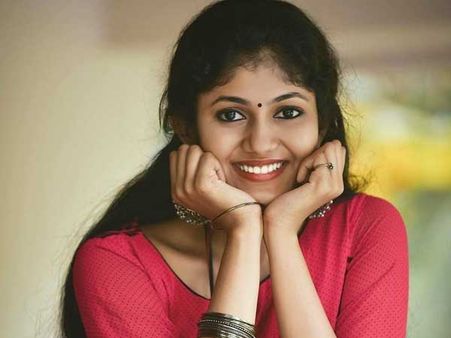 అలా పడుకొని ఎంజాయ్ చేసిన యంగ్ హీరోయిన్.. నా శరీరం నా ఇష్టం అంటూ సంచలన కామెంట్స్