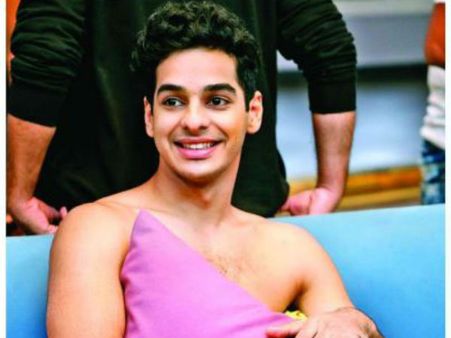 ఇద్దరు హీరోయిన్లతో ఇరుకుపడ్డ యువ హీరో.. జాహ్నవి కోసం అర్ధనగ్నంగా!