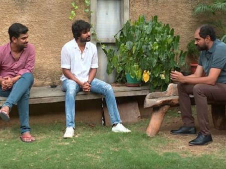 ఇంటికి వెళ్లనంటూ ఏడ్చాడు.. చెప్పలేని పరిస్థితి.. డైరెక్టర్ క్రిష్‌తో నాని!