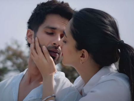 ముద్దుసీన్లా.. అసౌకర్యంగా ఫీలైన కియారా.. ఆసక్తికరంగా స్టార్ హీరో రియాక్షన్