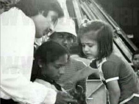 ఈ ఫొటోలో ఉన్న అమ్మాయి ఎవరో గుర్తు పట్టండి? బిగ్ బీతో.. సెన్సేషన్ అవుతున్న పిక్