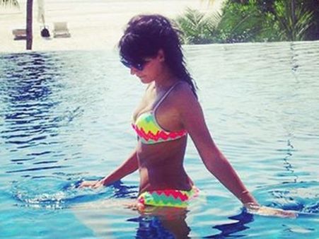 హల్చల్ చేస్తున్న నటి అర్థనగ్న వీడియో! ఇలాంటి వీడియోలు షేర్ చేయడానికి సిగ్గుగా లేదా?