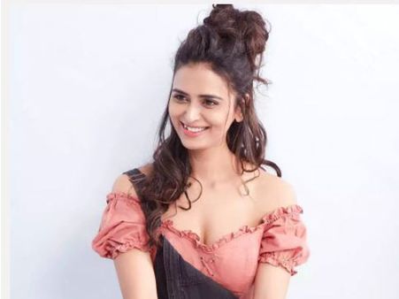 డైరెక్టర్ కలిసినప్పుడు నేను బెడ్‌పై అలా.,. మా కెమిస్ట్రీ అదిరింది.. మీనాక్షి దీక్షిత్