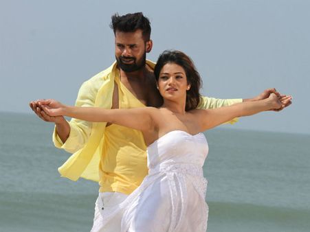 నాటుగా ‘నా పేరు రాజా’.. హాట్ హాట్‌గా రొమాన్స్‌తో!