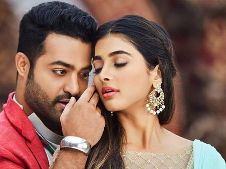 ఒకేసారి ముగ్గురు టాప్ హీరోలతో .. ఎన్టీఆర్ స్పీడ్ తట్టుకోలేకపోయా.. అంతా ఫ్లయిట్‌లోనే.. పూజా హెగ్డే