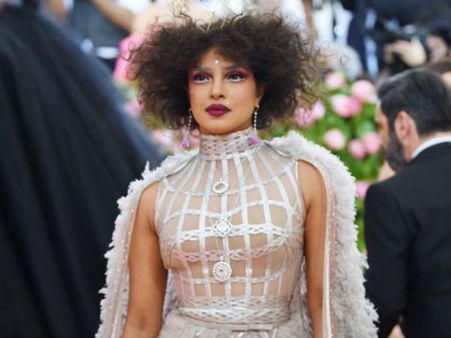 దారుణంగా ప్రియాంక చోప్రాను ట్రోలింగ్.. చింపిరి జుట్టుతో ఆడుకున్నారు.. నవ్వులే నవ్వులు!