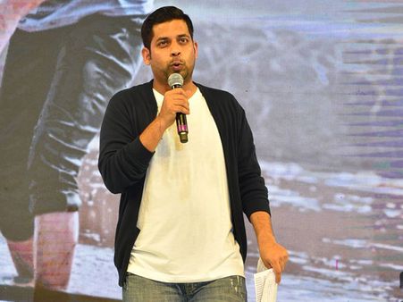 ‘మహర్షి’ విజయోత్సవం నుంచి తిరిగి వస్తుండగా ప్రమాదం... నటుడు హేమంత్ కారు బోల్తా!