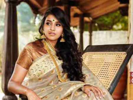 కాస్త డిఫెరెంట్‌గా స్మిత.. ఈ సారిలా కానిచ్చేసింది