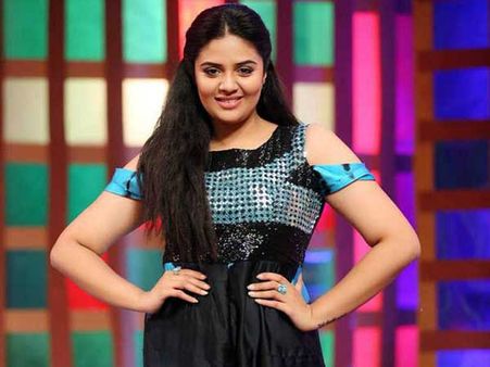 శ్రీముఖి పటాస్ నుంచి తప్పుకొన్నది అందుకేనా?... యాంకర్ రవికి దూరంగా..