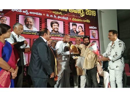 యువ దర్శకుడు వేణు ఊడుగులకు దాసరి అవార్డు