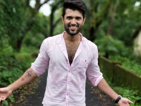 విజయ్ దేవరకొండ సంచలనం: ప్రభాస్‌తో పాటు స్టార్లందరినీ వెనక్కి నెట్టేశాడు!