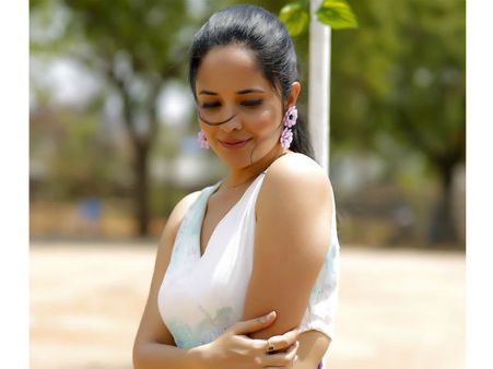 పిచ్చెక్కిస్తున్న అనసూయ అందాలు.. స్టార్ హీరోయిన్లను మించి