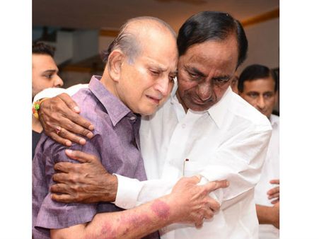 విజయ నిర్మల భౌతిక కాయానికి నివాళులు.. కృష్ణను ఓదార్చిన కేసీఆర్