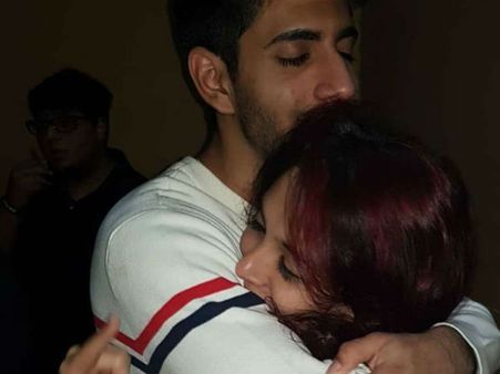 టాప్ హీరో కూతుర్ని నలిపేసిన ప్రియుడు.. బార్‌లో అలా కెమెరాకు చిక్కి..