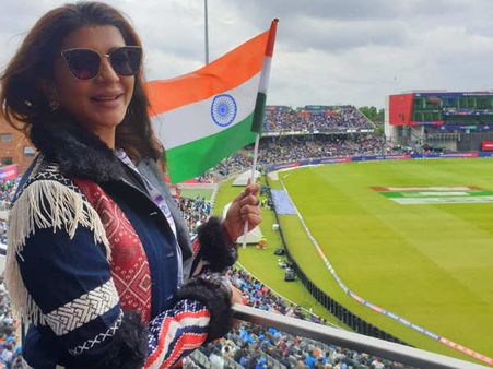 భారత్-పాకిస్థాన్ మ్యాచ్‌లో మంచు లక్ష్మి సందడి