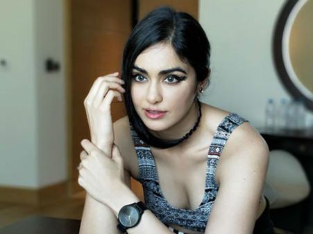 ఇంతలా రెచ్చిపోతే గిరాకీ పెరగదా అమ్మడూ? క్లీవేజ్ అనే పదానికే దిమ్మతిరిగేలా హీరోయిన్..