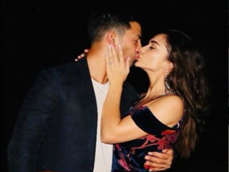 ప్రియుడితో ఘాటు సరసం.. మరీ ఓపెన్‌గా.. వైరల్ అవుతున్న పాపులర్ హీరోయిన్ రొమాన్స్