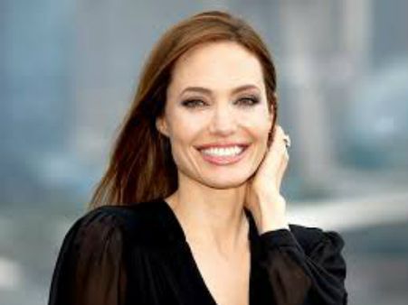 44 ఏళ్ల వయసులో మళ్లీ ప్రేమలో ఎంజెలీనా.. ప్రియుడు ఎవరంటే!