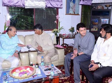 ఇంకా విషాదంలోనే సూపర్‌స్టార్ కృష్ణ.. బాలయ్య, చంద్రబాబు పరామర్శ (ఫోటోస్)