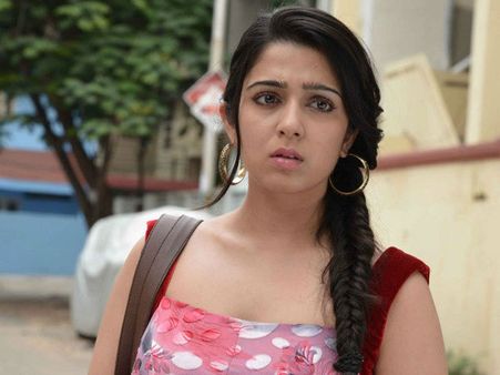 పోలీసులను ఆశ్రయించిన హీరోయిన్ ఛార్మి!