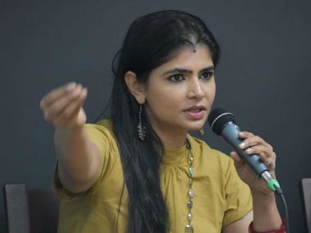 పోలీసుపై ఫేక్ న్యూస్ షేర్ చేసిన సింగర్ చిన్మయి... సారీ చెబుతూ ట్వీట్ డిలీట్!