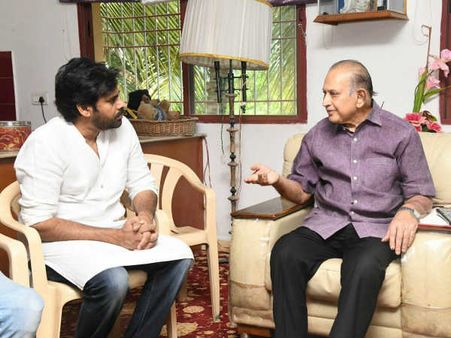 కంటతడి పెట్టిన కృష్ణ, నరేష్‌... ఓదార్చిన పవర్ స్టార్.. విజయ నిర్మలకు పవన్ కల్యాణ్ శ్రద్దాంజలి