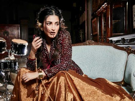 అన్ని కోట్లు ఇవ్వాల్సిందే... కొండెక్కి కూర్చున్న శృతి హాసన్?