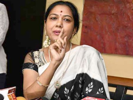 మీ కాళ్లు పట్టుకుంటా, మా బాధ అర్థం చేసుకోండి: నటి హేమ ఎమోషనల్