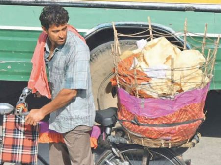 అప్పడాలు అమ్ముతూ స్టార్ హీరో.. పిక్ చూసి షాకవుతున్న నెటిజన్లు