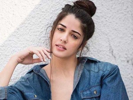 కోహ్లీతో డేటింగ్.. విజయ్ దేవరకొండతో రొమాన్స్.. యంగ్ హీరోయిన్ భలే స్పీడుగా ఉందే!