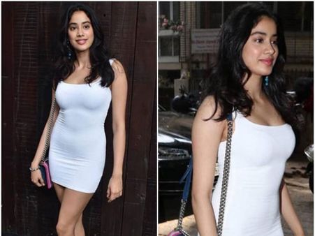 సైజులు తెలిసేలా జాన్వీ సెక్సీ లుక్.. అరకొర దుస్తుల్లో వెరీ హాట్