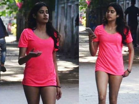 మరీ ఇంత పొట్టి డ్రెస్సులా..? జాన్వీ అందాలన్నీ ఆరుబయటే ఉన్నాయే..