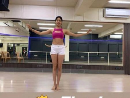 స్పోర్ట్స్ బ్రా, మిని షార్ట్‌లో... సూపర్ హాట్‌గా జాహ్నవి కపూర్ బెల్లీ డాన్స్ ఛాలెంజ్!