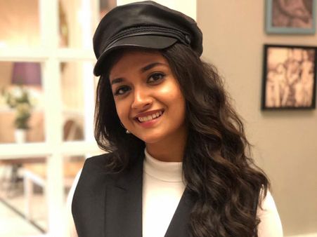 మన్మథుడు 2 సెట్స్‌లో నాగార్జునతో కీర్తి సురేష్ సరసాలు.. వైరల్ అవుతున్న పిక్స్