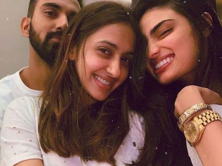 నిన్న నిధి అగర్వాల్‌తో.. నేడు మరో ఇద్దరితో.. యంగ్ క్రికెటర్ రొమాంటిక్‌గా!