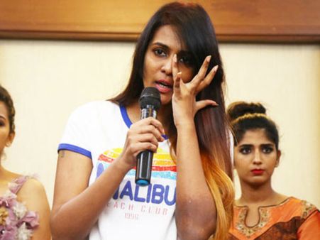 చంపేస్తాం అని బెదిరించారు.. పోలీసులు కూడా హ్యాండ్ ఇచ్చారు.. నటి ఆవేదన