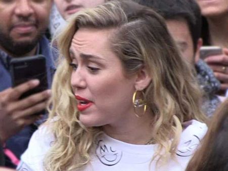 భర్త ముందే... హీరోయిన్‌ జుట్టుపట్టి లాగి బలవంతంగా ముద్దులు (షాకింగ్ వీడియో)