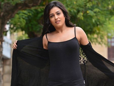 నా ఒంటికి వేడి తగలాలి.. ఎప్పుడూ ఇలాగే ఉంటానంటూ సెమీ న్యూడ్‌గా హీరోయిన్ హల్చల్