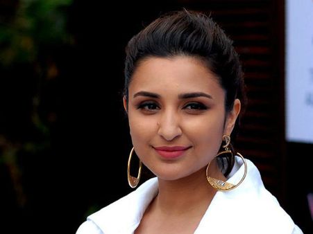 ఆ ఇద్దరు హీరోల్లో ఎవరు బాగా ముద్దుపెట్టుకొంటారంటే.. పరిణితి చోప్రా తుంటరిగా..